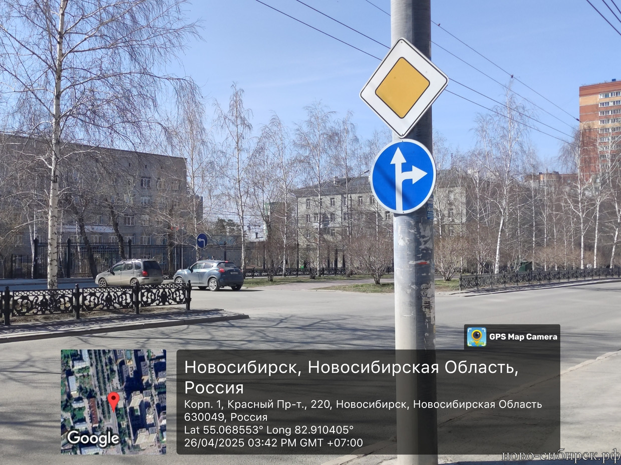 Ул. Красный проспект, рядом с ЖК Нобель. Знак движение прямо и направо к ЖК Фото