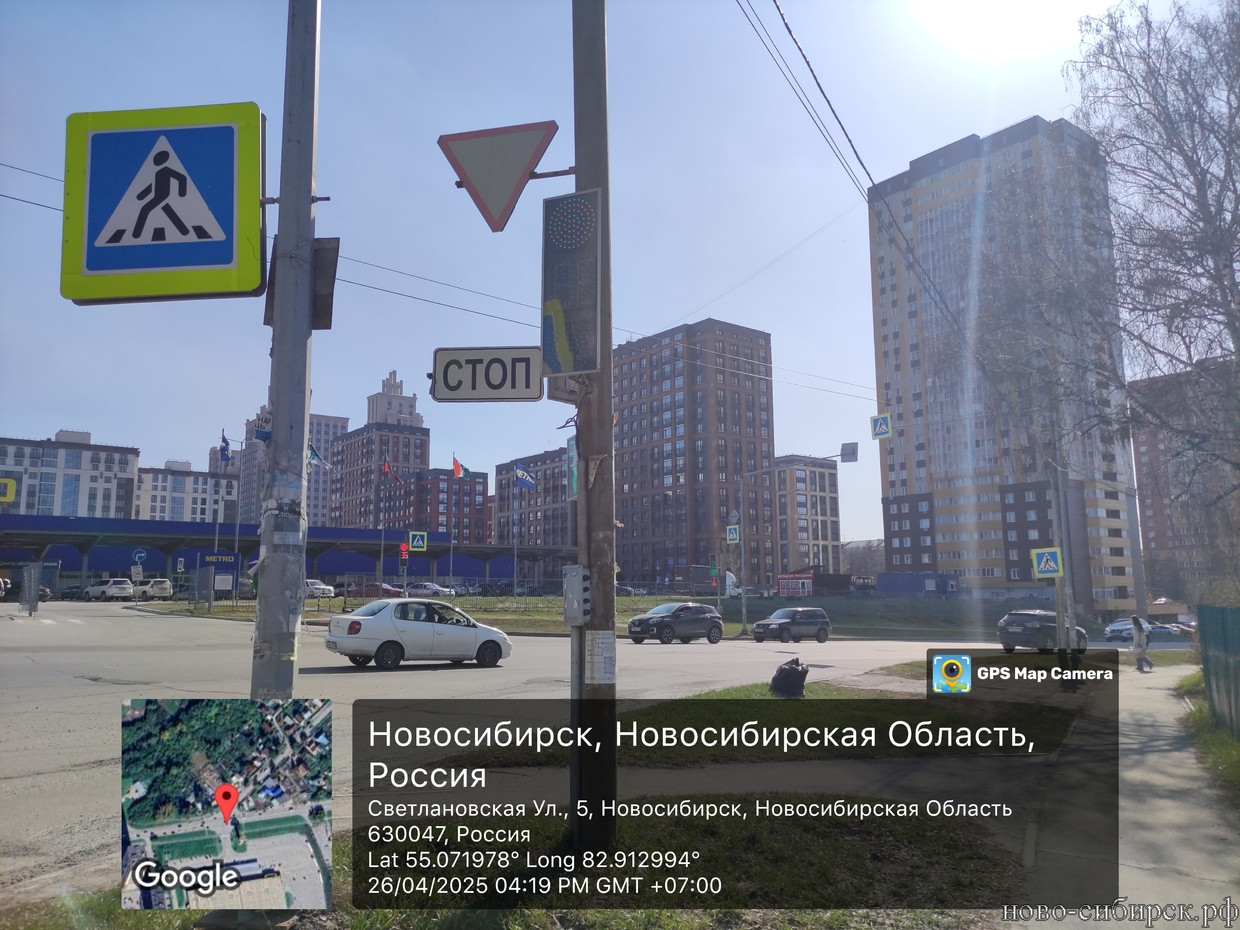 Перекрёсток ул. Светлановская и ул. Северная рядом с Метро КК Знаки спрятались за неправильно установленным столбом(